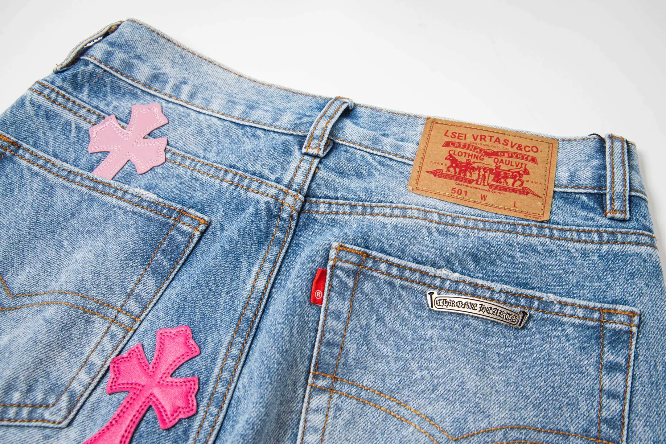P260 High version (evergreen version) Chrome Hearts 25FW CH blue trousers pink leather cross bamboo jeans adopt patchwork elements, mostly presented in the shape of a cross, with glitter on the leather surface. Unique design, simple and elegant details, exquisite workmanship, neat lines of the entire trousers, and in place details! It’s also so cool that both men and women can easily control it. It’s a gender-neutral trendy up version. Style number: 1728# Color: blue pants and pink leather Size: 28 30 32 34 36